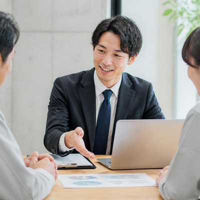 お客様に説明するコンサルタントのイメージ画像